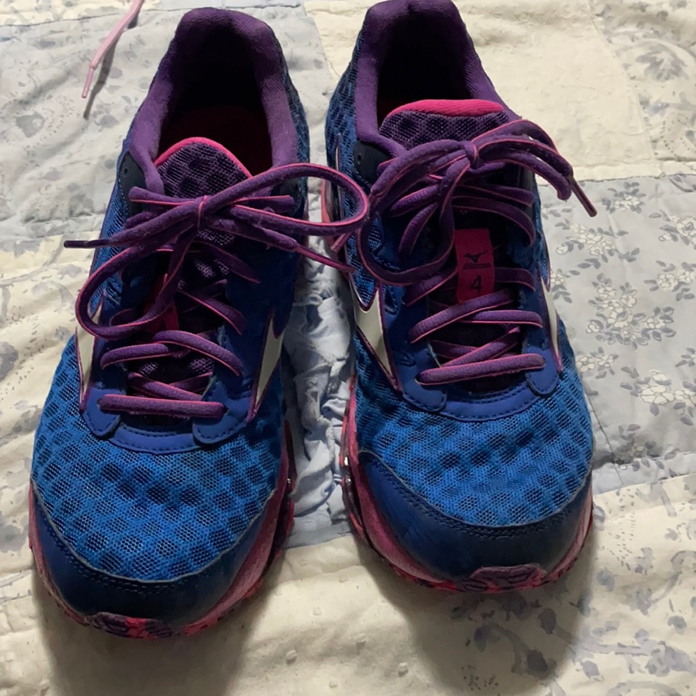 Tennis shoes